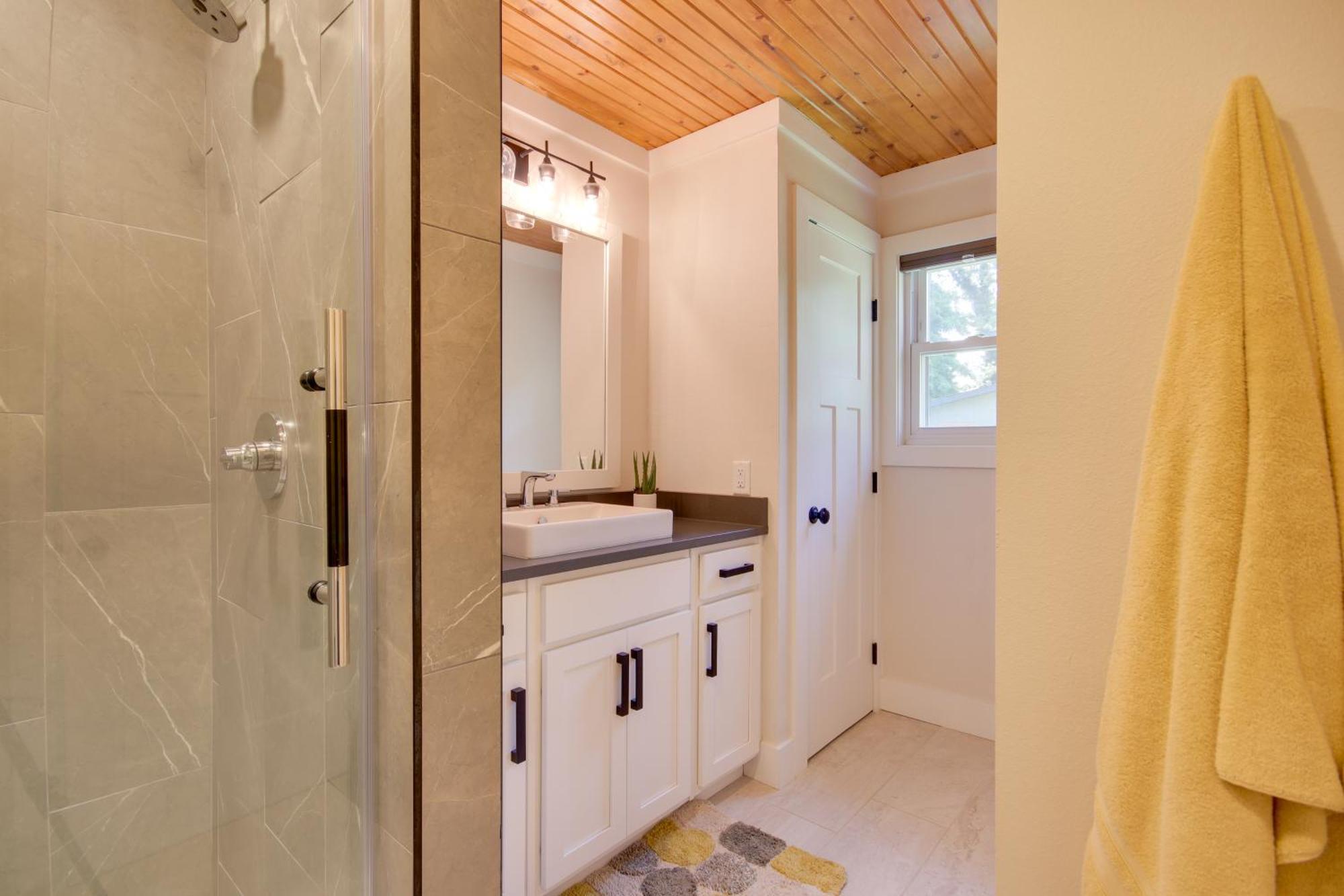 Sunny And Chic Retreat With Spacious Yard And Patio! Holiday home Bentonville