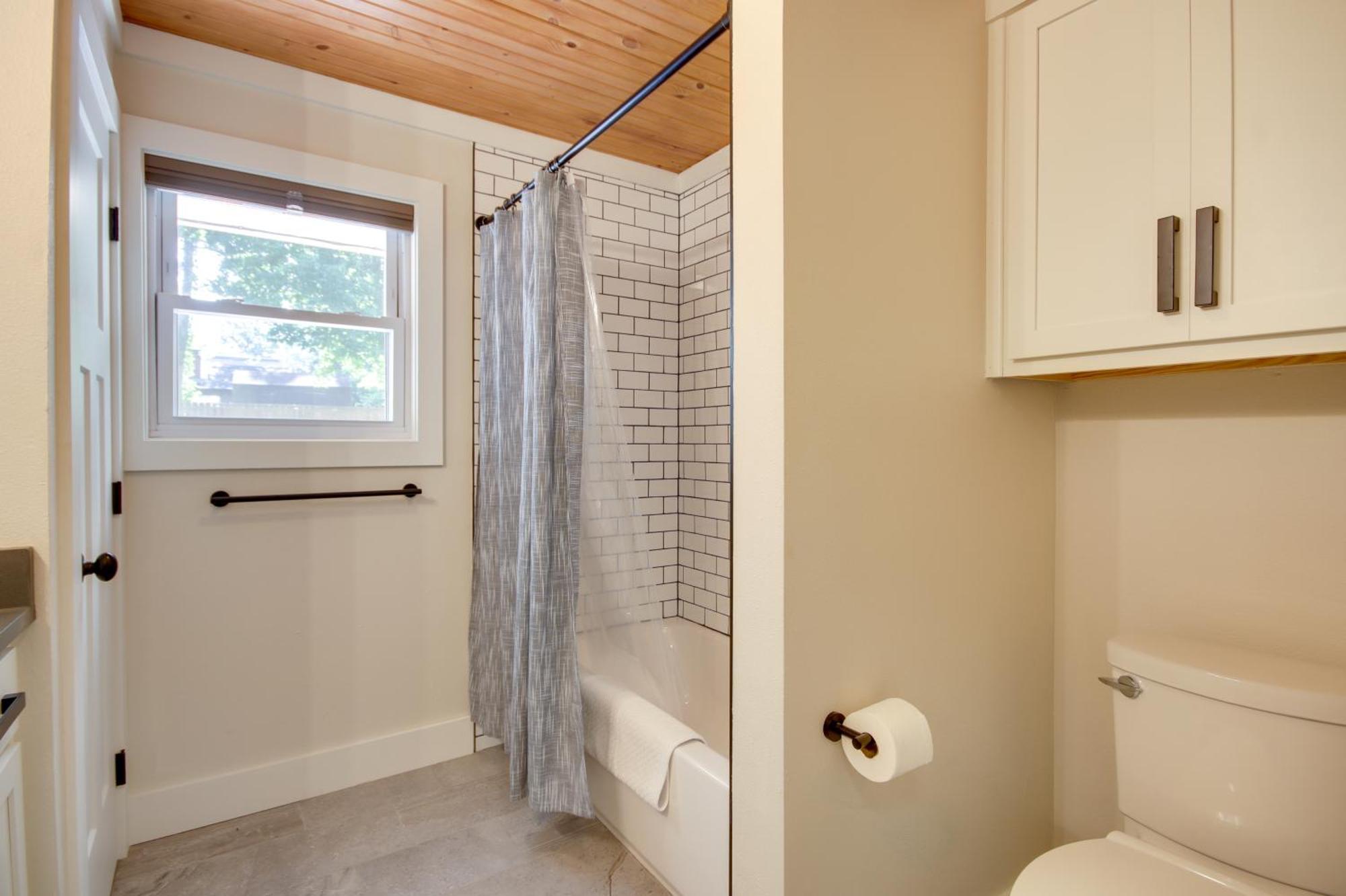 Sunny And Chic Retreat With Spacious Yard And Patio! *