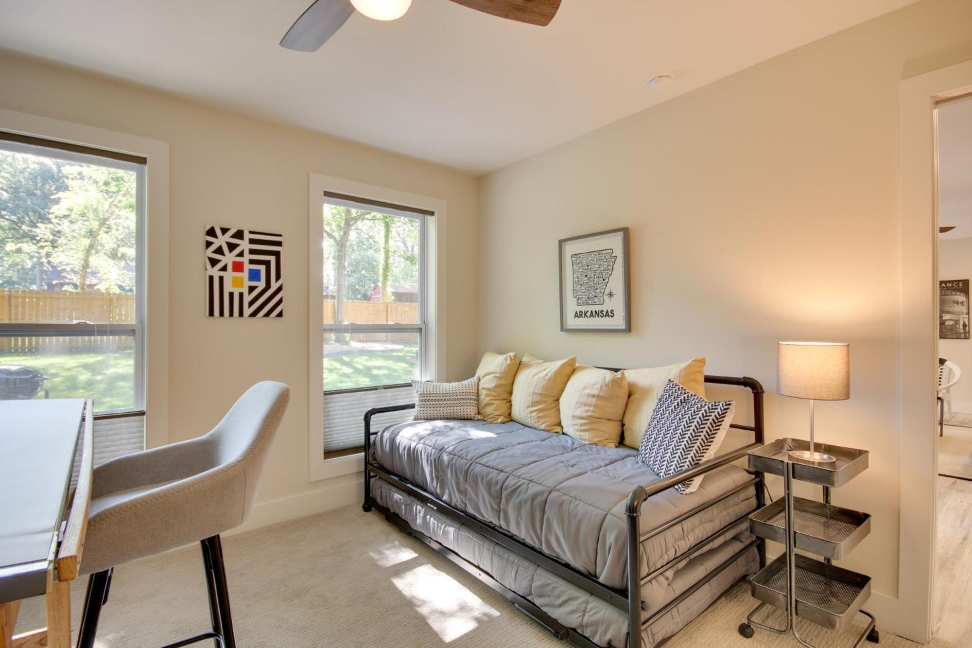 Sunny And Chic Retreat With Spacious Yard And Patio! Holiday home Bentonville