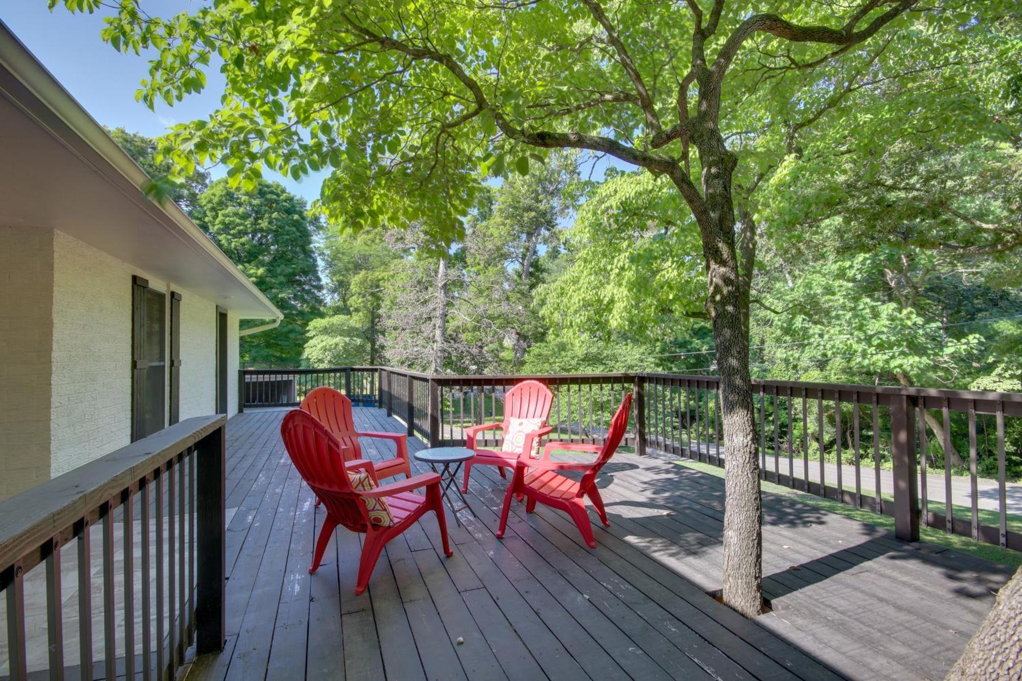 Sunny And Chic Retreat With Spacious Yard And Patio! *