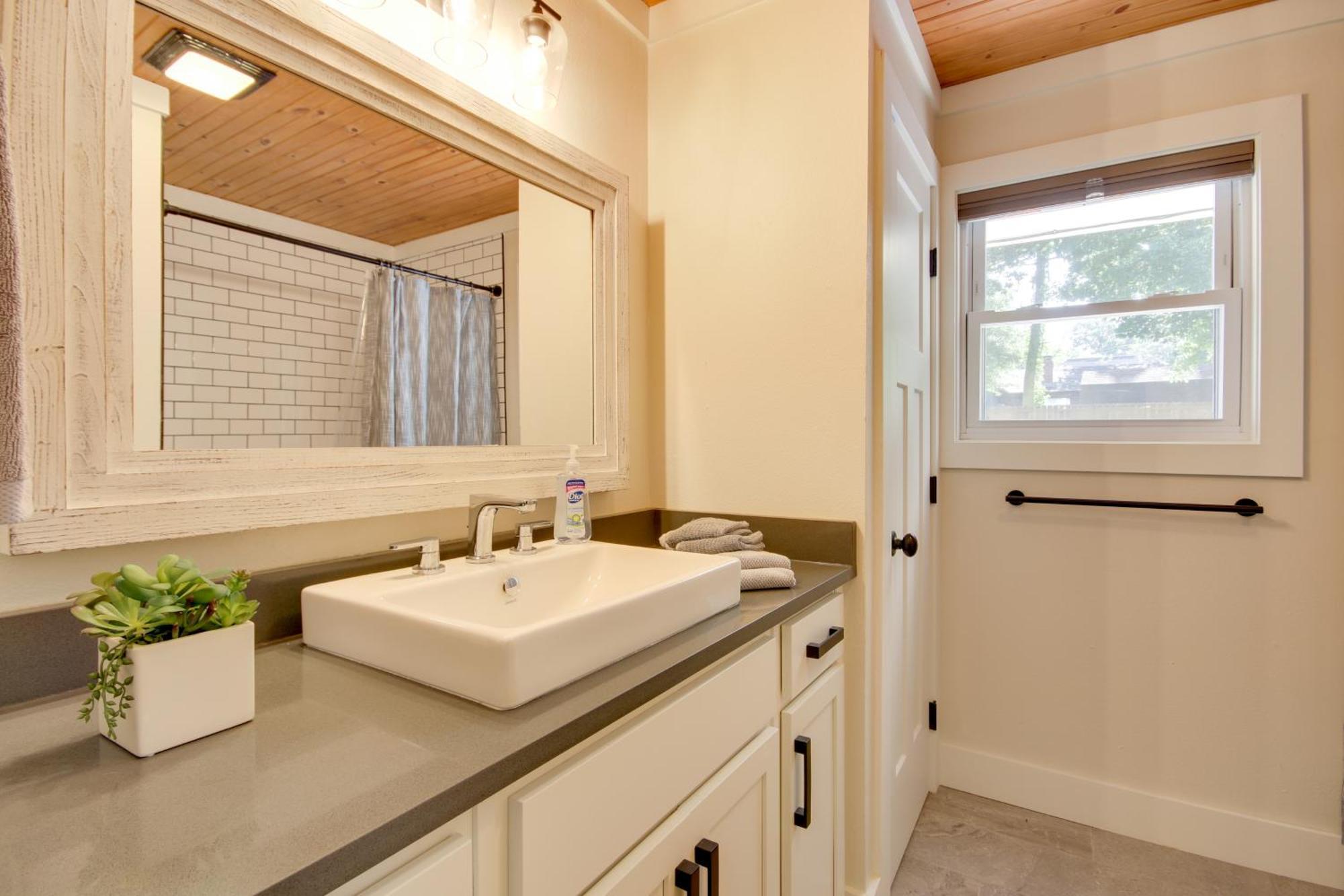 Sunny And Chic Retreat With Spacious Yard And Patio! Holiday home