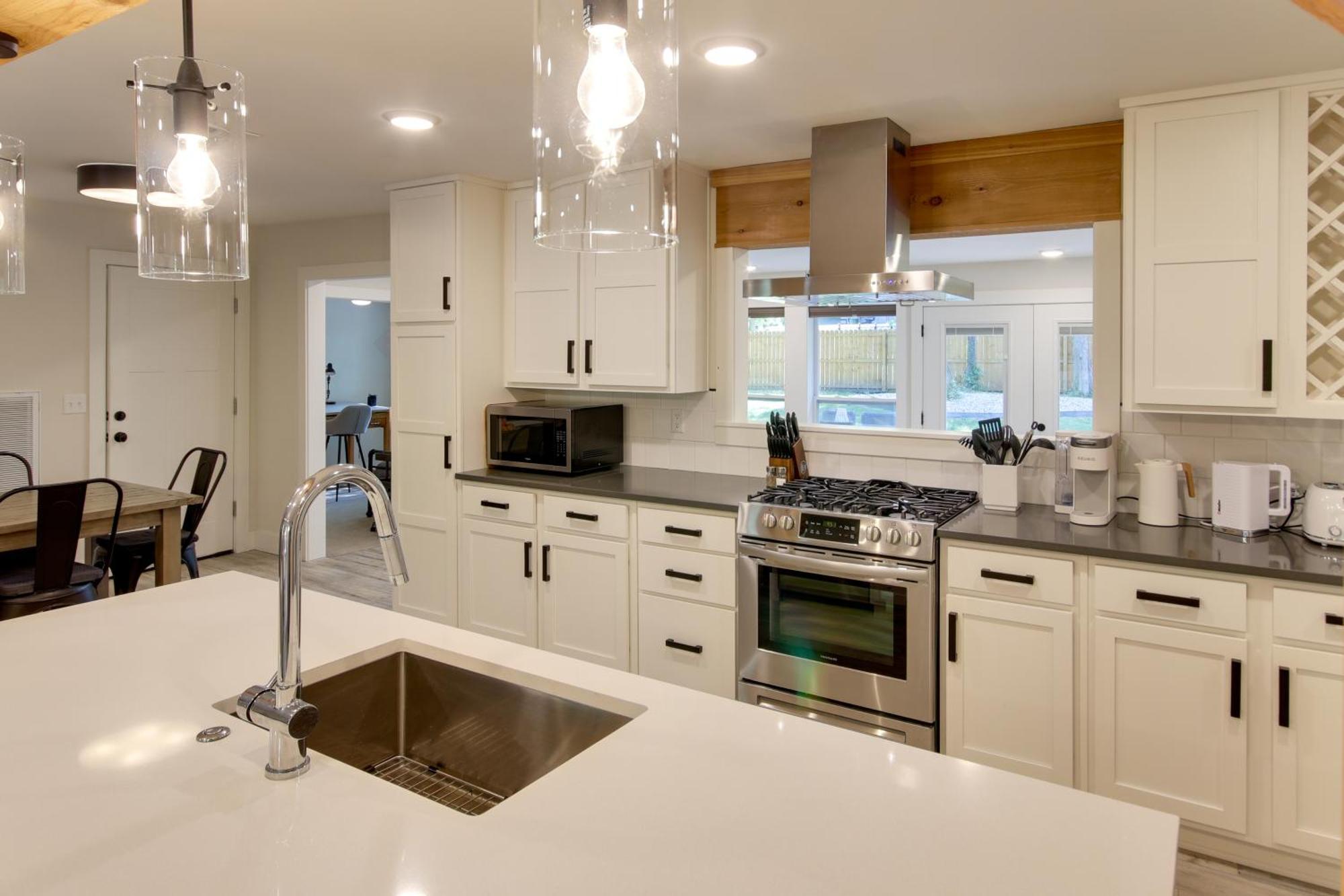 Sunny And Chic Retreat With Spacious Yard And Patio!