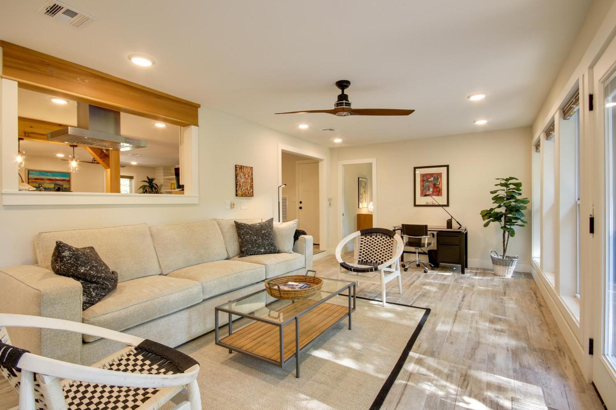 Holiday home Sunny And Chic Retreat With Spacious Yard And Patio!