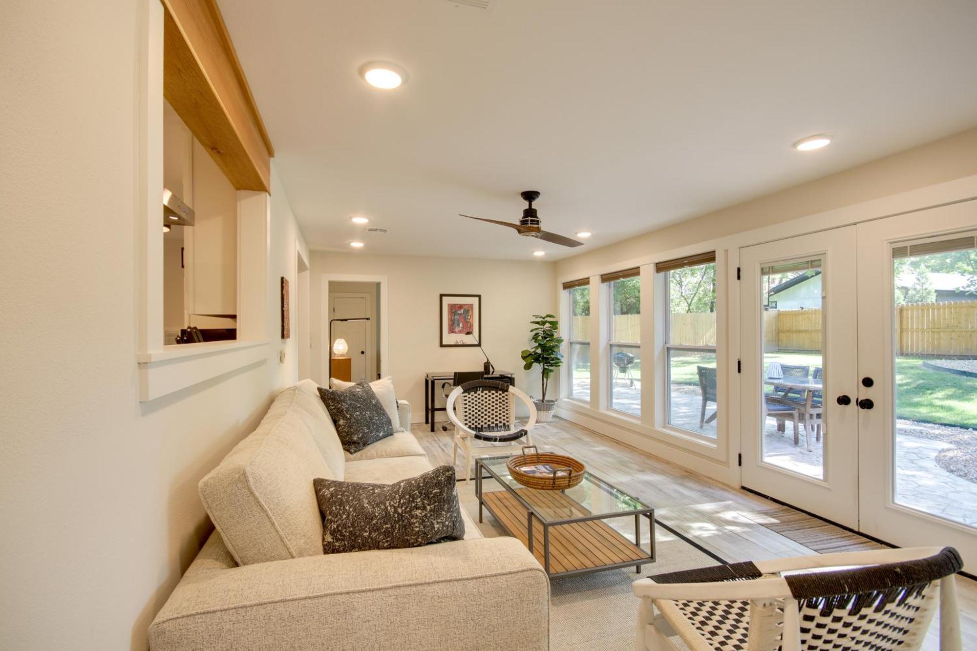 Sunny And Chic Retreat With Spacious Yard And Patio! Holiday home Bentonville