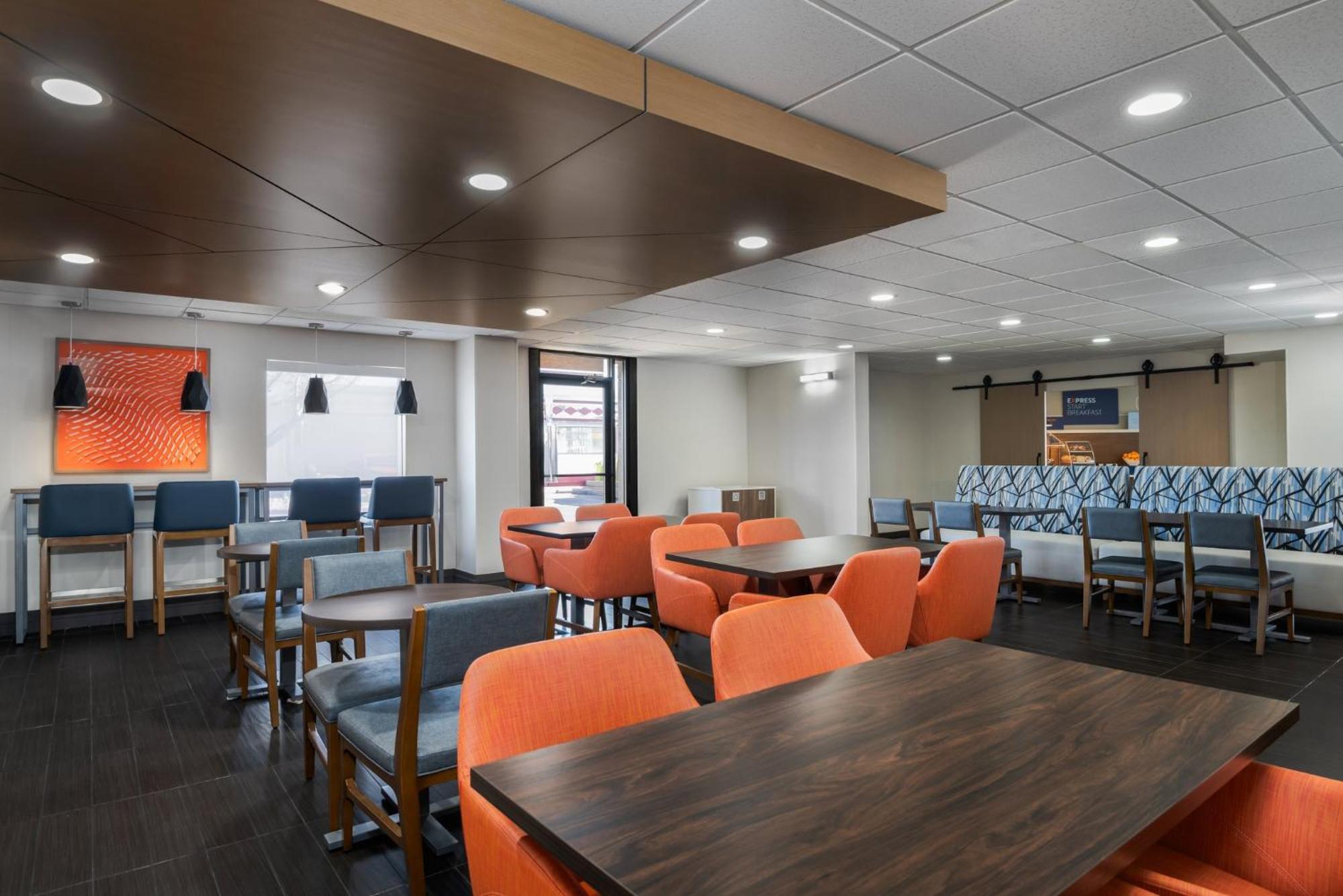 Express & By Ihg Hotel Bentonville