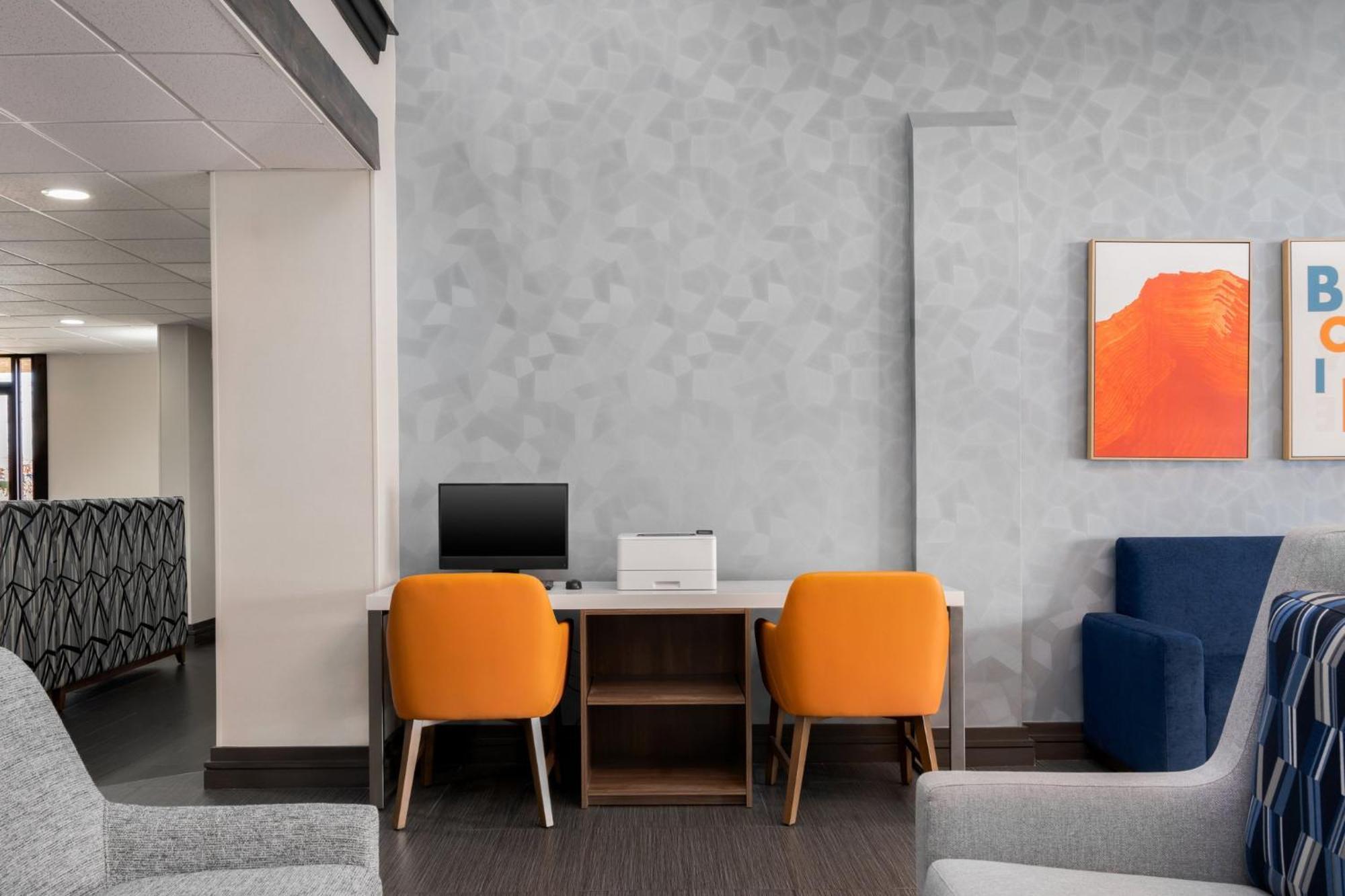 Express & By Ihg 2* Bentonville