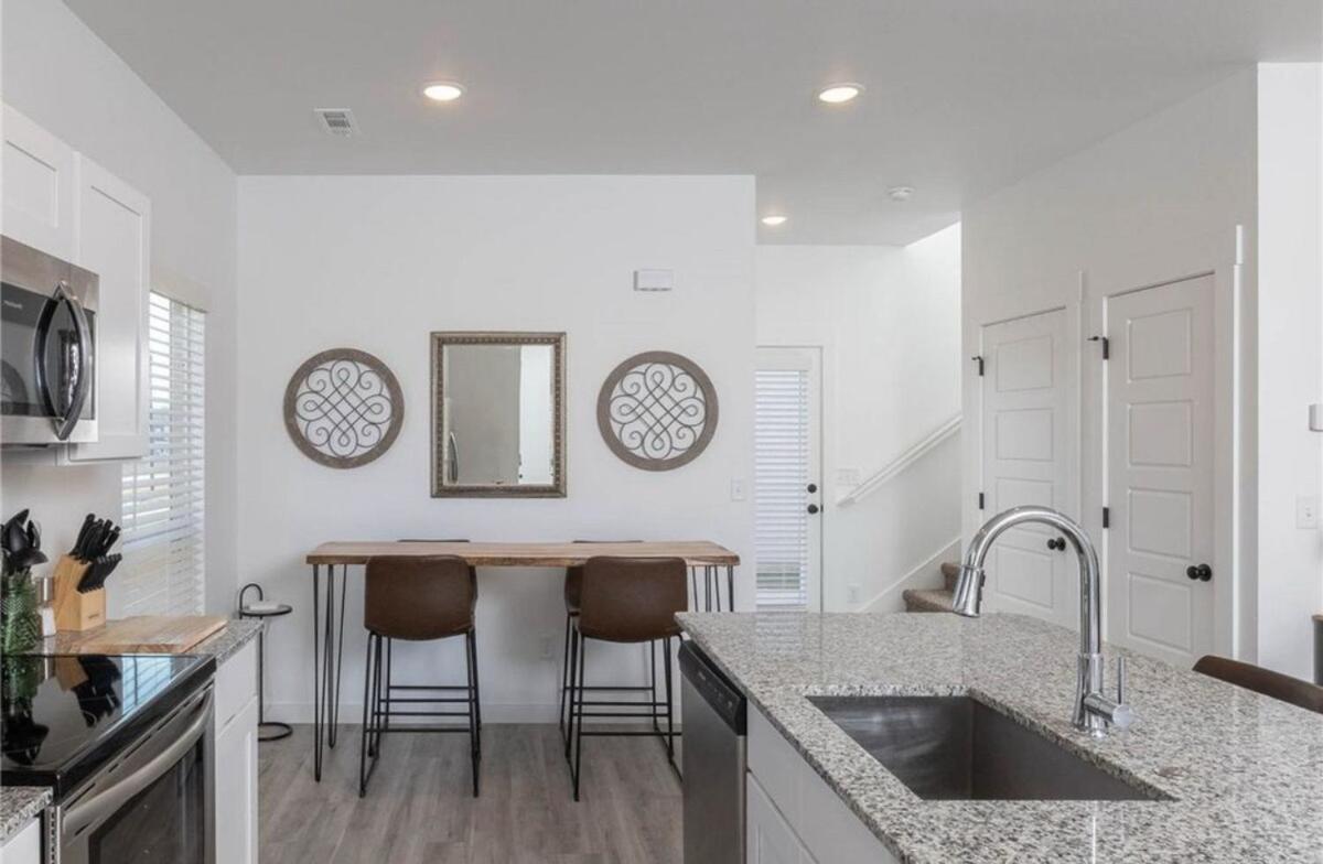 Modern 3br-ample Near Walmart Hq & Downtown Holiday home