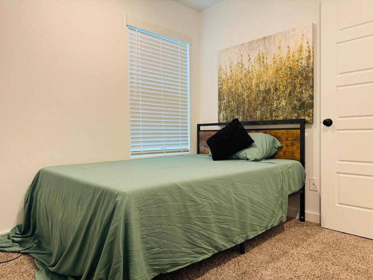 Modern 3br-ample Near Walmart Hq & Downtown Holiday home