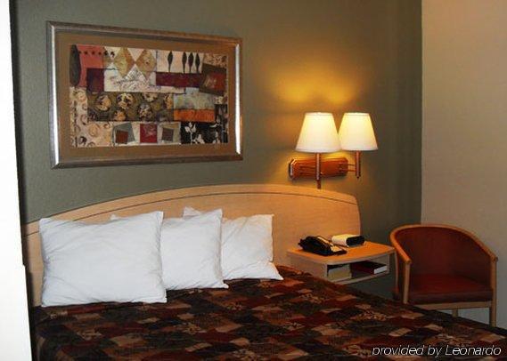 Motel Hometowne & By Red Roof Bentonville