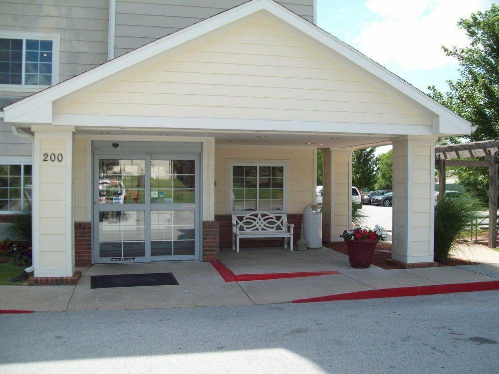 Hometowne & By Red Roof Bentonville