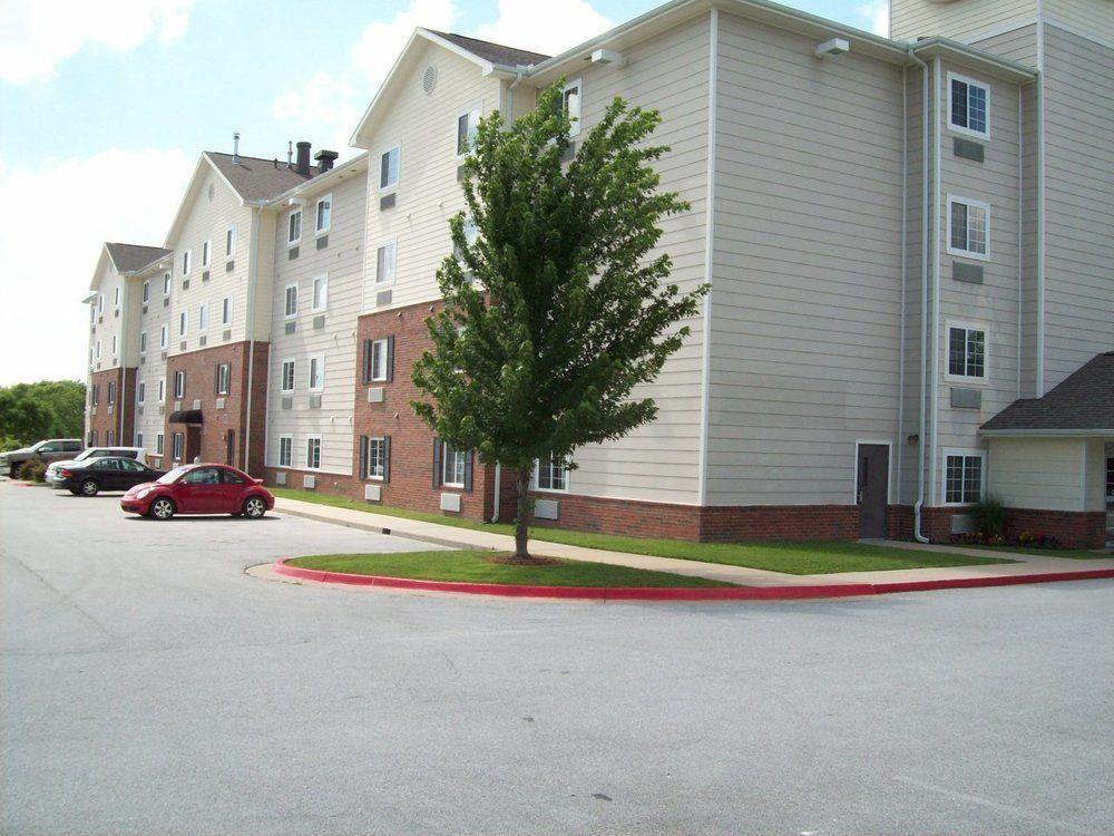 Hometowne & By Red Roof Motel Bentonville