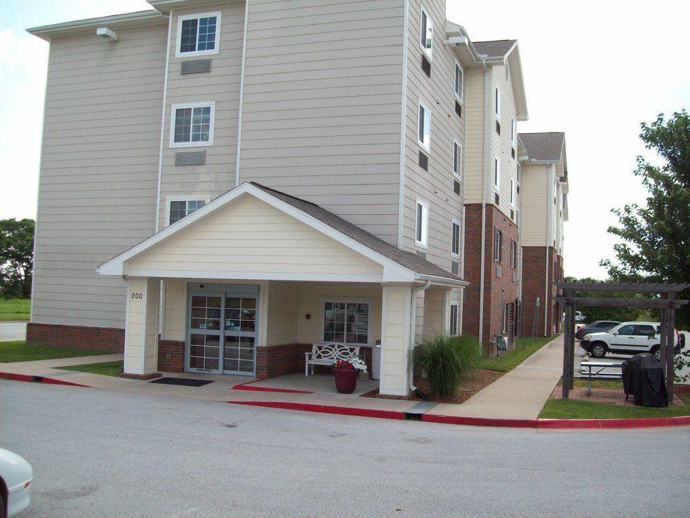 Hometowne & By Red Roof Bentonville