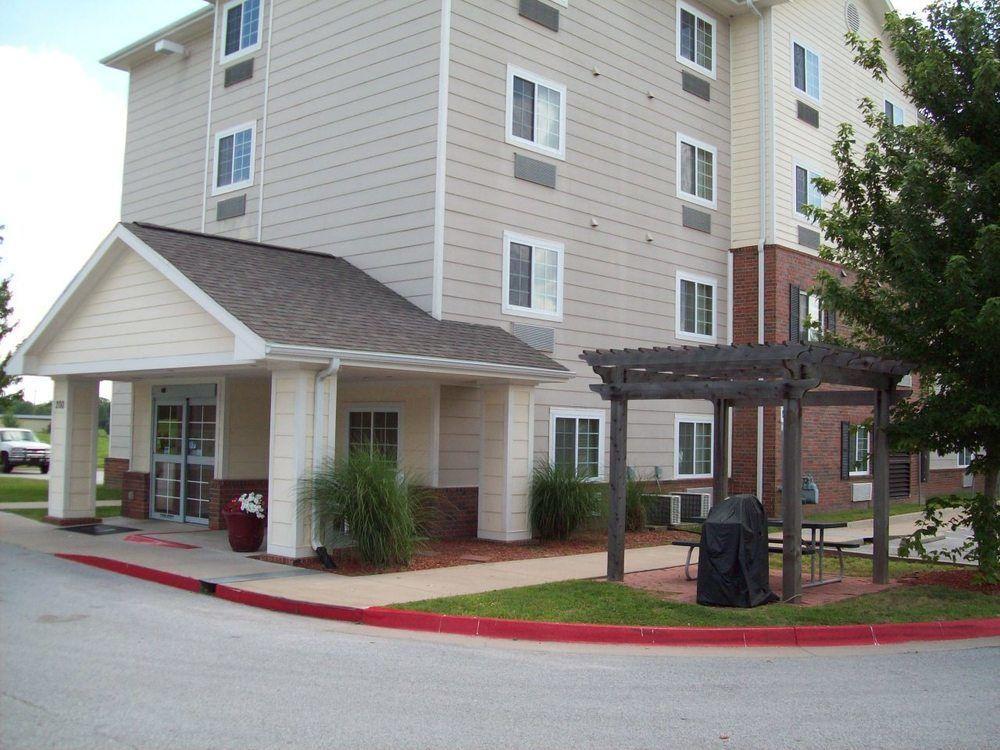 Hometowne & By Red Roof 2*