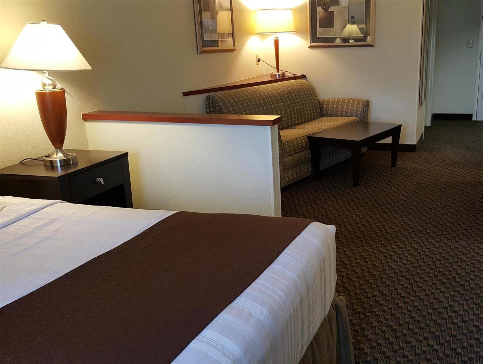 Best Western Plus Castlerock & 3* Bentonville