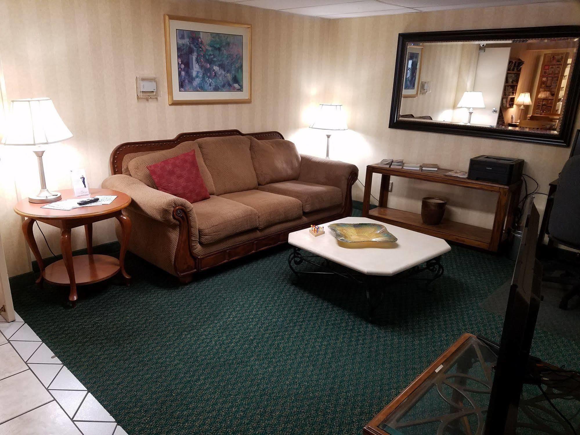 Super 8 By Wyndham Bentonville
