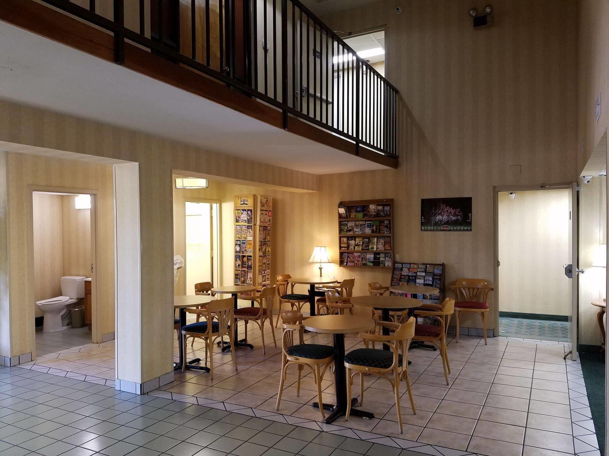 Super 8 By Wyndham Motel Bentonville