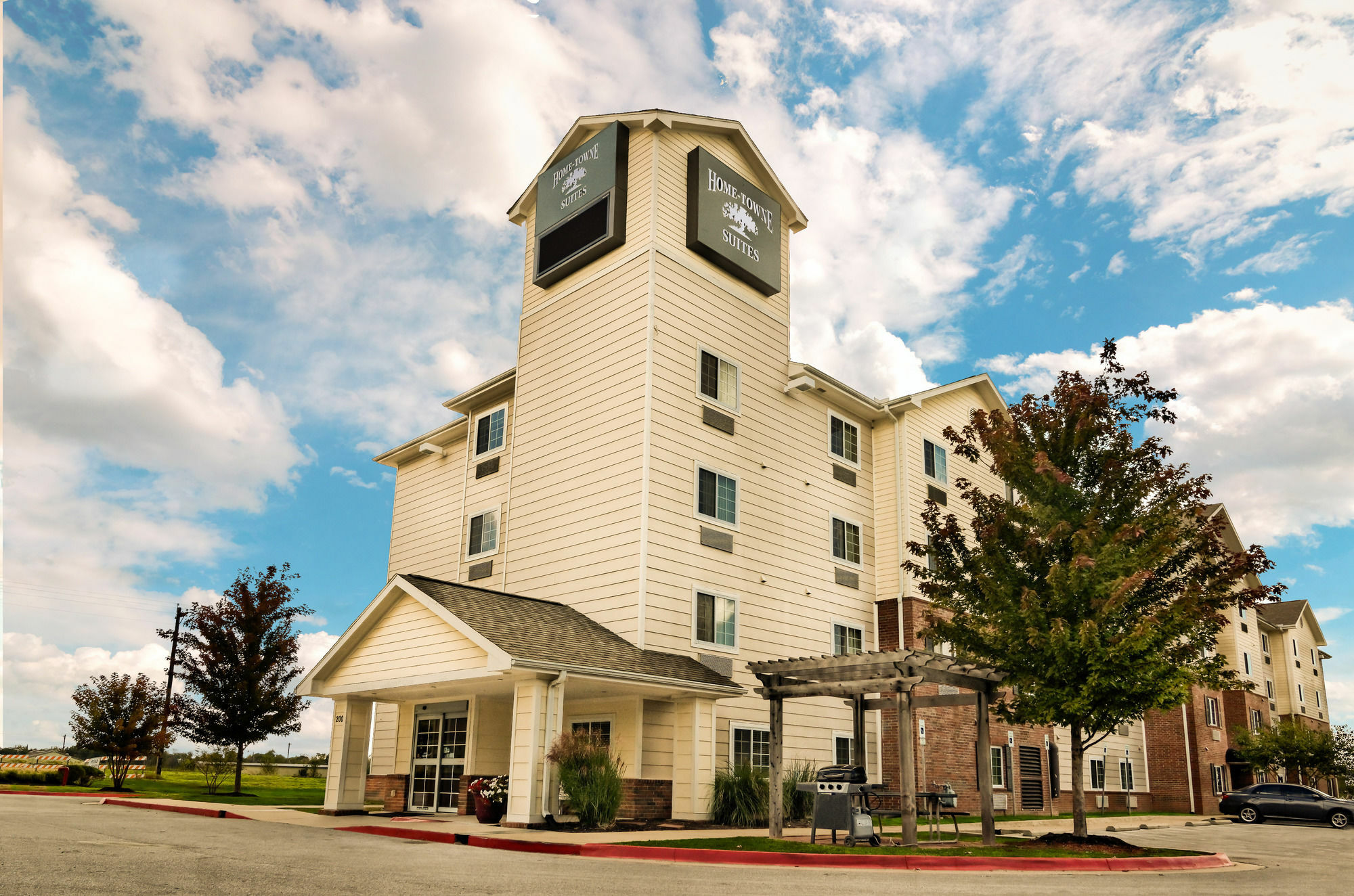 Hometowne & By Red Roof Bentonville