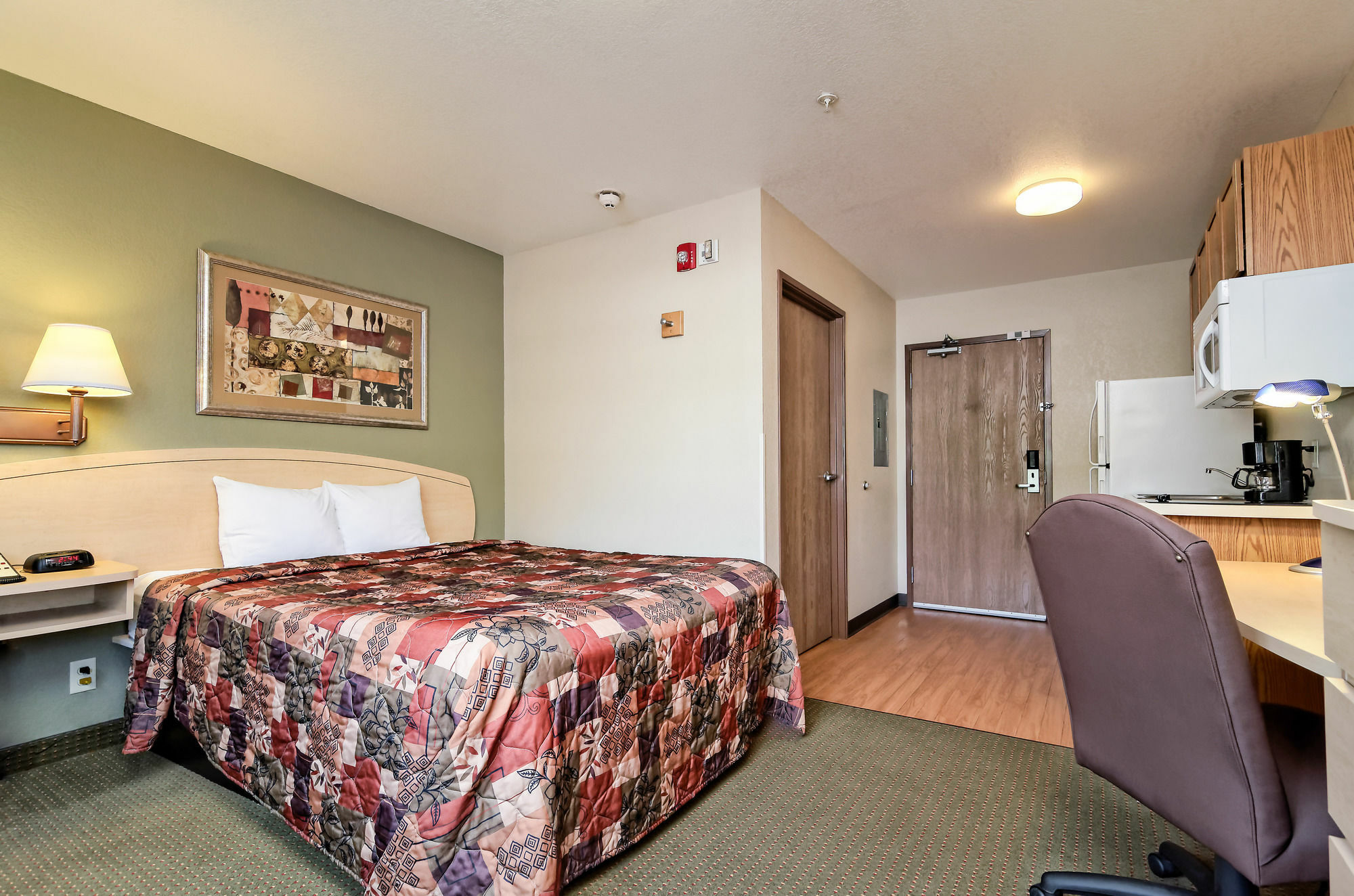 Hometowne & By Red Roof Motel Bentonville