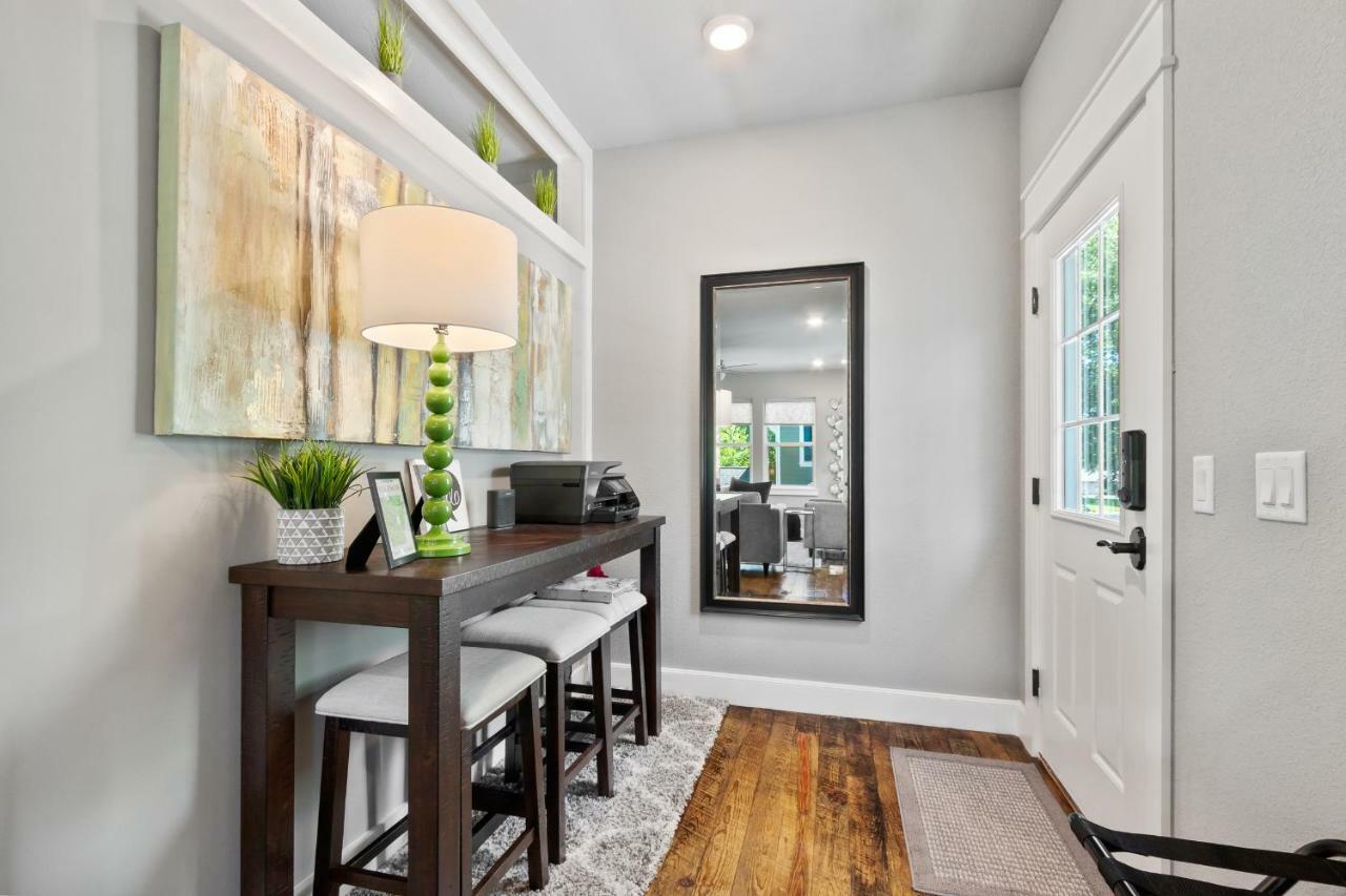 A On Avenue Apartment