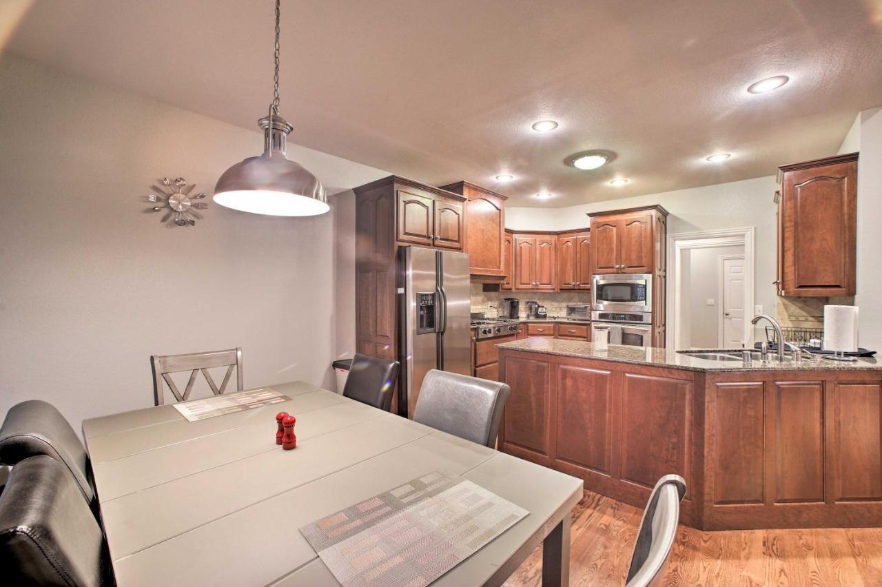 With Pool Table, 2 Mi To Downtown! Holiday home Bentonville