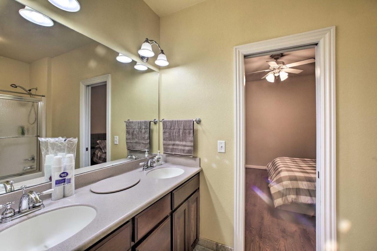 With Pool Table, 2 Mi To Downtown! Holiday home Bentonville
