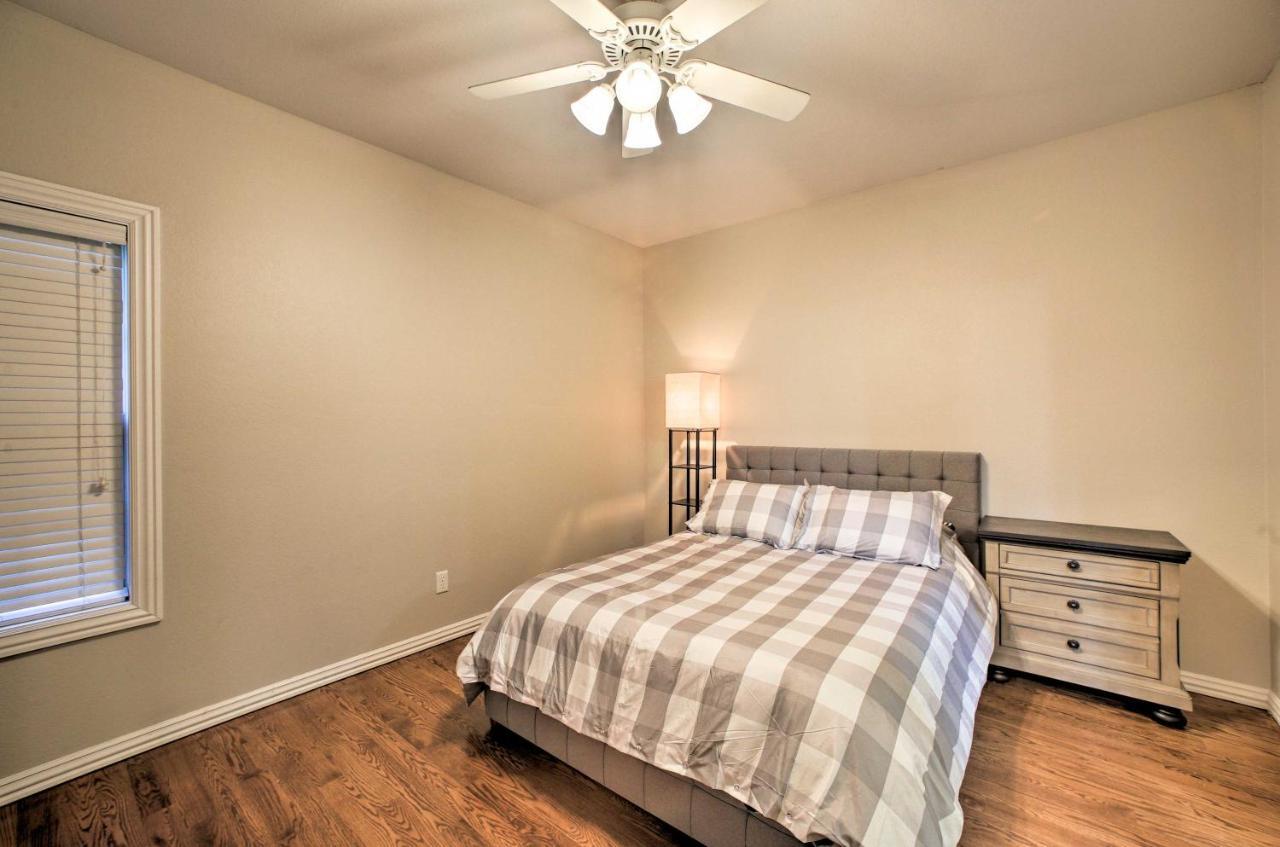 With Pool Table, 2 Mi To Downtown! Holiday home