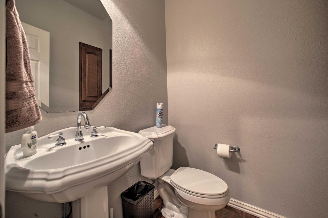 With Pool Table, 2 Mi To Downtown! Holiday home Bentonville