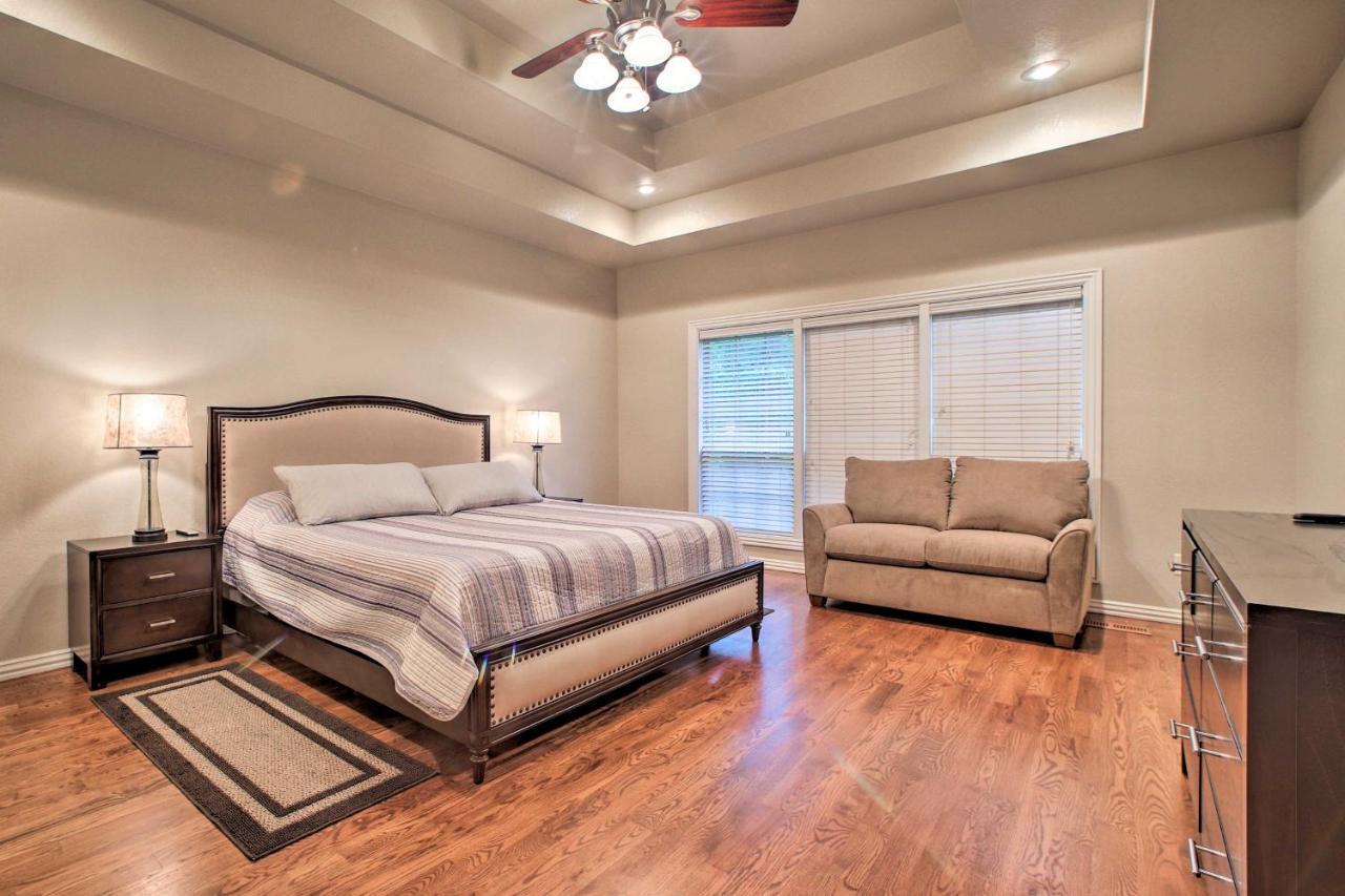 With Pool Table, 2 Mi To Downtown! Holiday home Bentonville